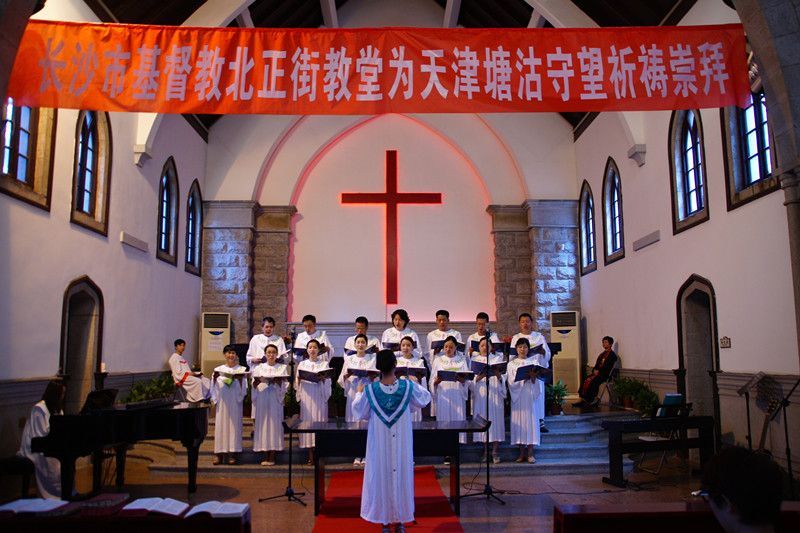在《我们呼求》,《我以祷告来到你跟前》,《齐为此地呼求》等赞美